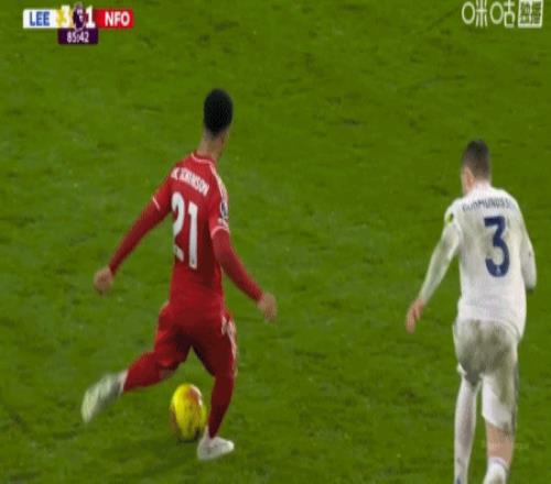 惊险瞬间,哈维,西蒙斯踩踏,B体育,B,SPORTS,B体育官网,B体育官网,B体育下载,B体育APP